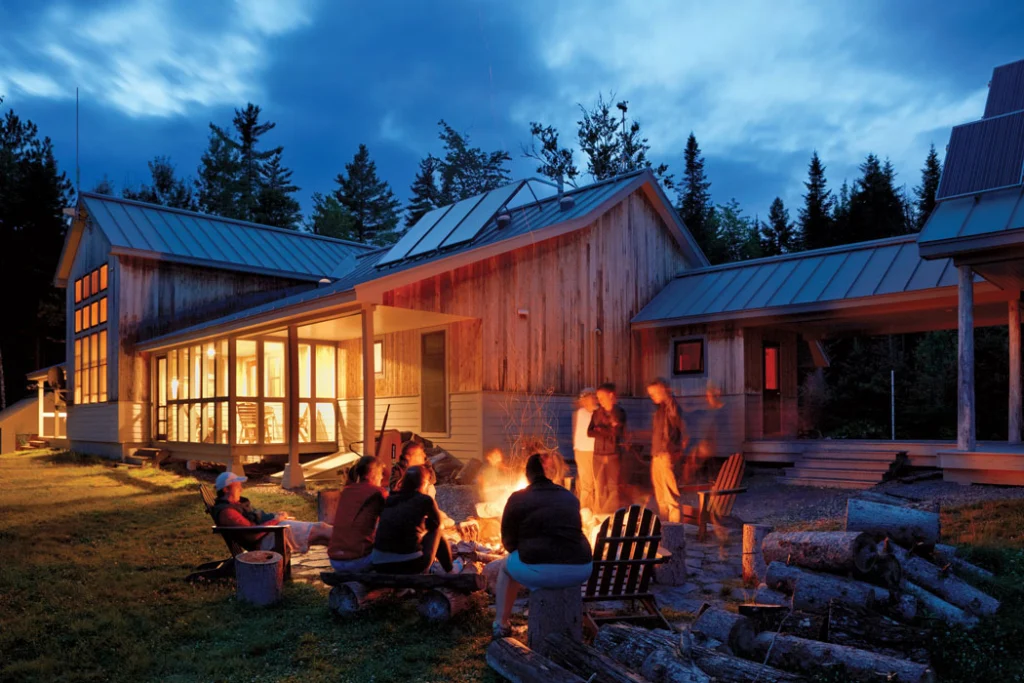 A hut stay is an exercise in camaraderie: sleeping accommodations are bunkhouses, and breakfast and dinners are served family-style. In the evenings, guests gather around the campfire to roast marshmallows, sip hot chocolate, and share the day’s adventures.