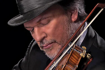 Mark O'Conner playing fiddle