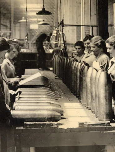 women at work inspecting howitzer shells at the Portland Company, ca. 1917