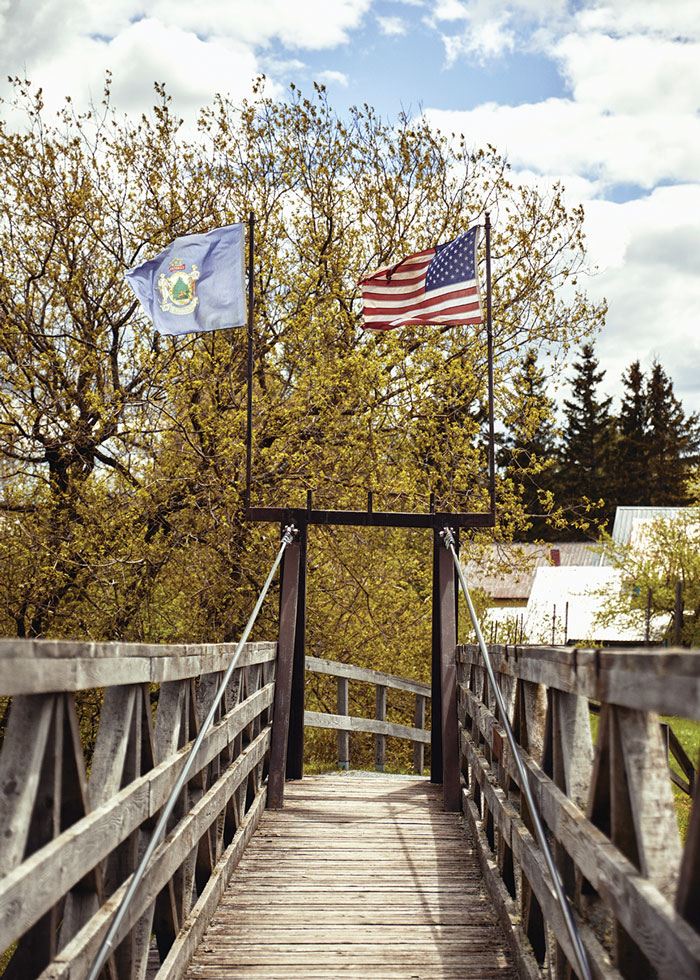 The foot bridge toward the Canadian border