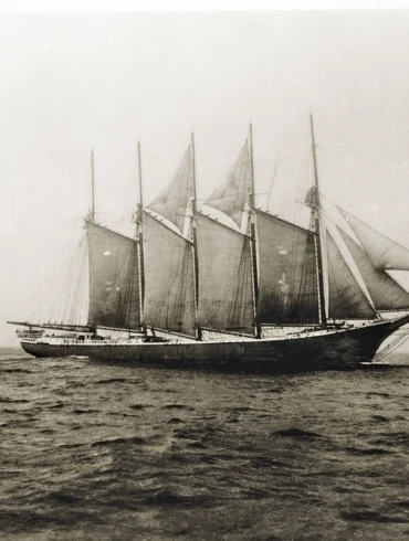 The Edna Hoyt at full sail in 1938.
