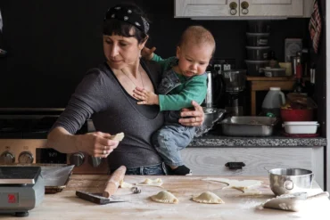 Danielle Magno of Senza Scarpe making hand pies (with her hands full).