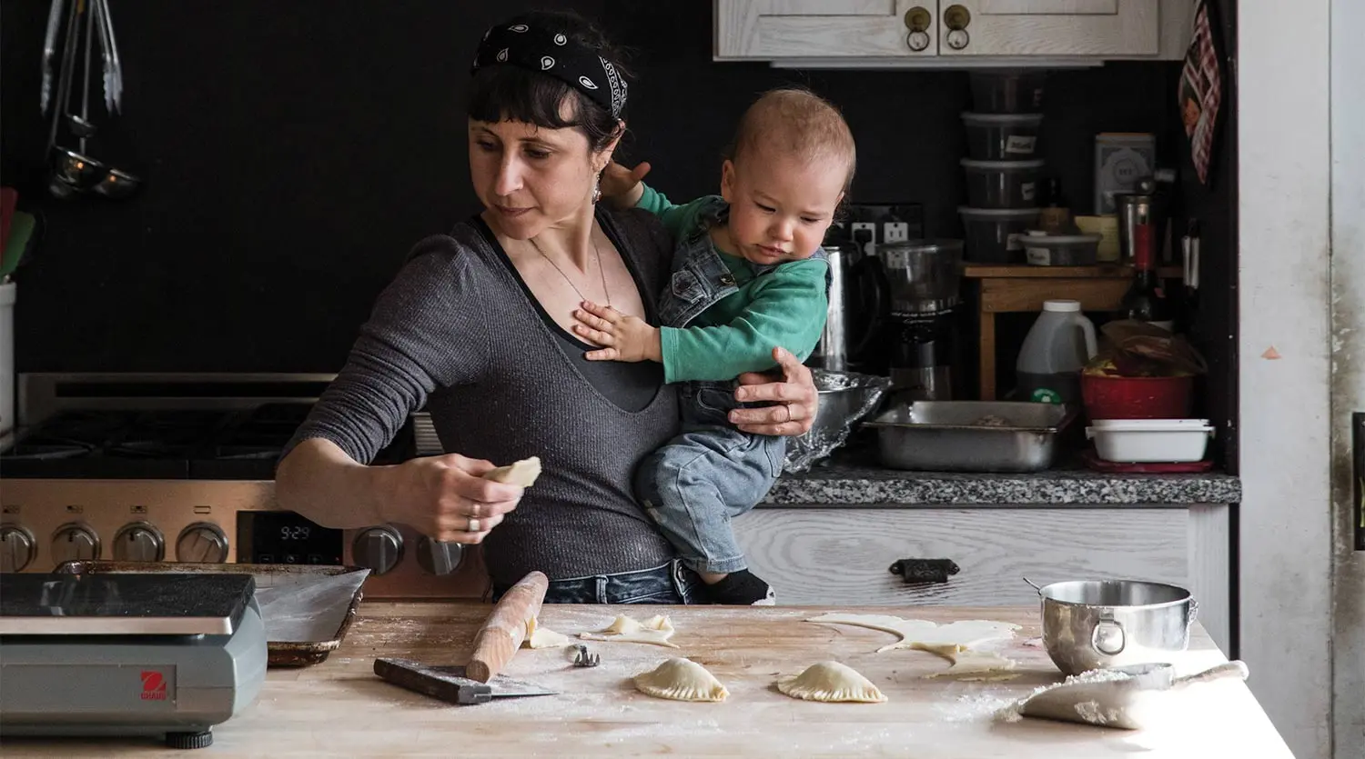 Danielle Magno of Senza Scarpe making hand pies (with her hands full).