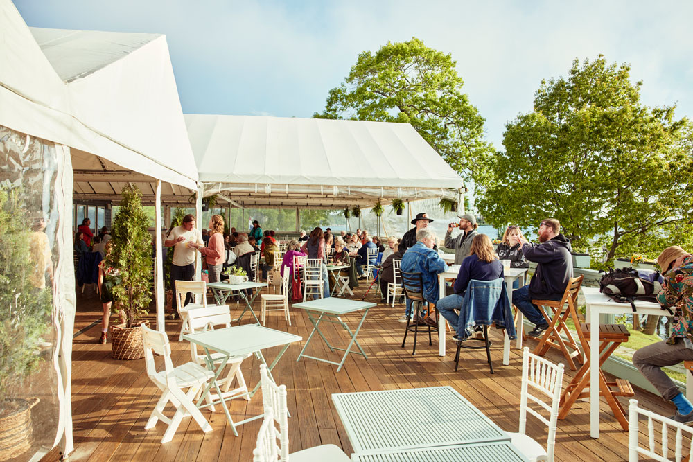 dockside dining at Jones Landing