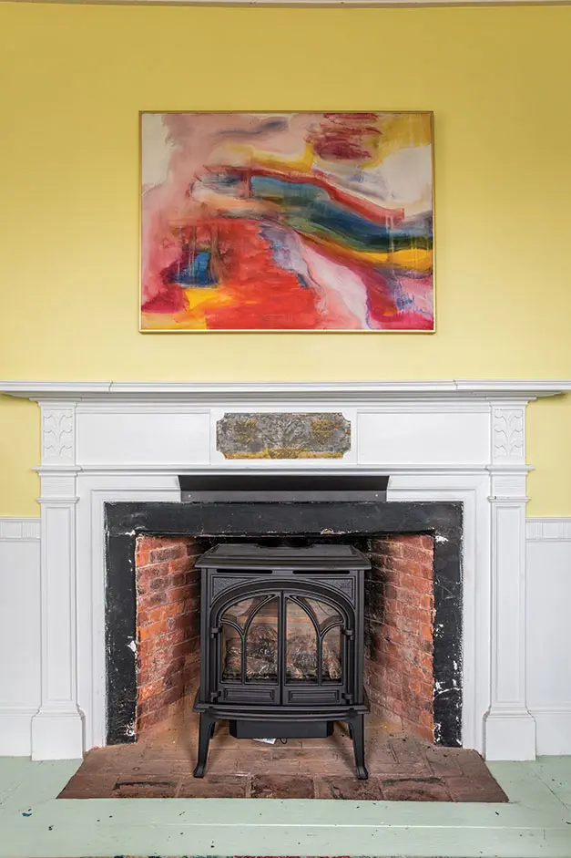 The finely detailed, Federal-style trim in the parlor is reminiscent of the work of Samuel Melcher III, the 19th-century master builder/architect from neighboring Brunswick.