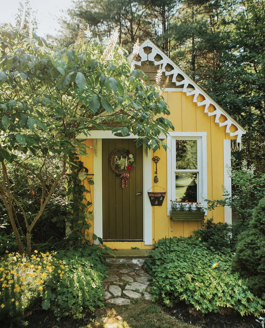 2006_MH_Grdn1 a lacy one-room cottage at Oak Hill Lodge in Nobleboro