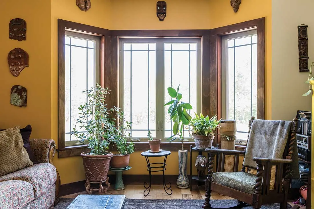 In the living room, the casements’ modern grids nod to Spanish Revival iron grates, and their rich moldings reference the seating.