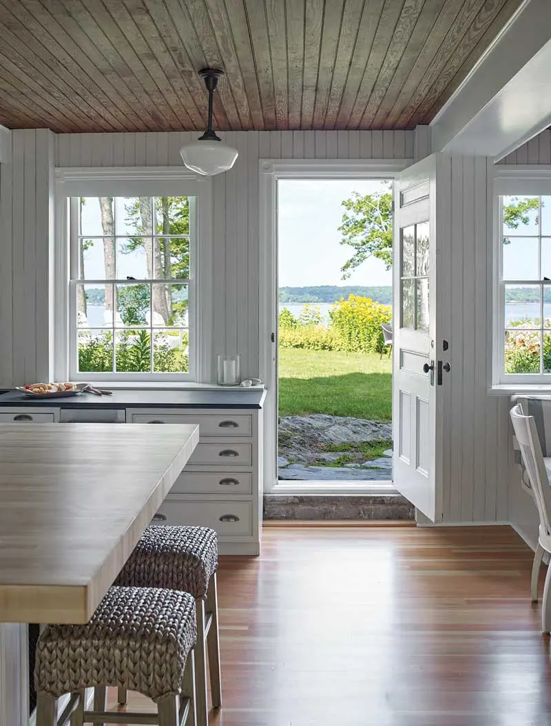 Theground-floorkitchenisequippedwitha dumbwaiter and staircases that once allowed servants to access the first-floor dining room and their third-floor sleeping quarters without crossing paths with the homeowners.