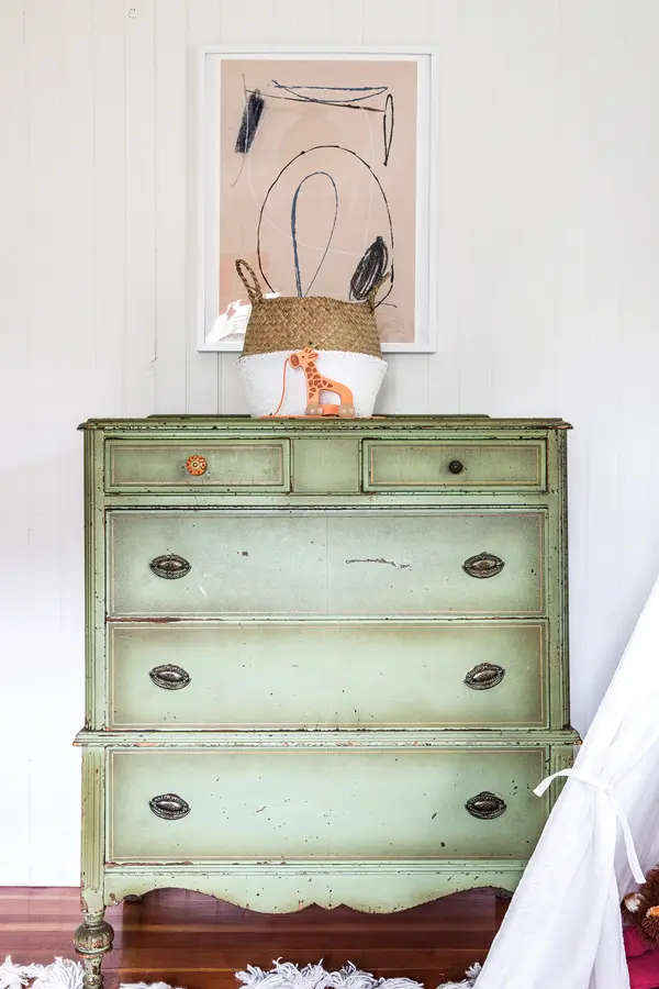 MH1910-dela-4 an early-20th-century dresser