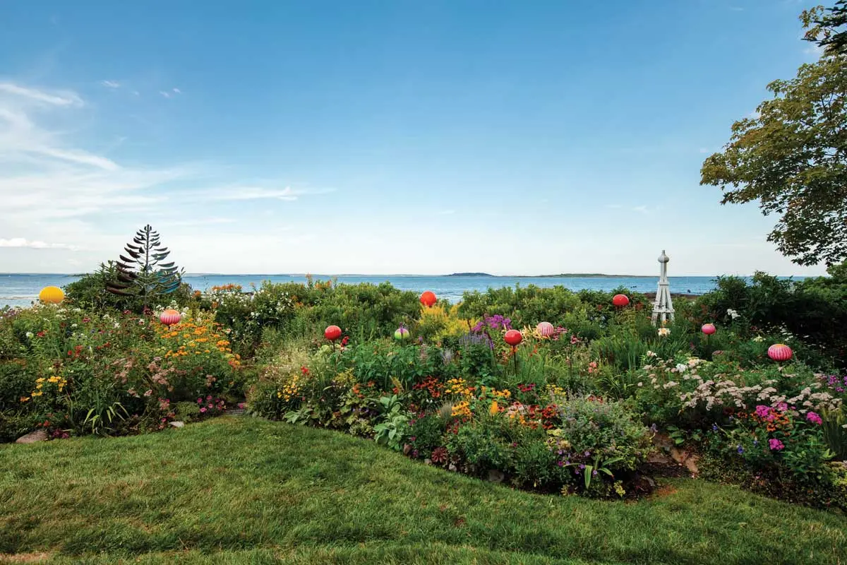 Scores of Colorful Glass Orbs Lend Continuity to This Harpswell Garden Handblown glass orbs by Wisconsin artist Douglas Sigwarth pop up by the dozens throughout Betsy Atkins’s Bailey Island gardens.