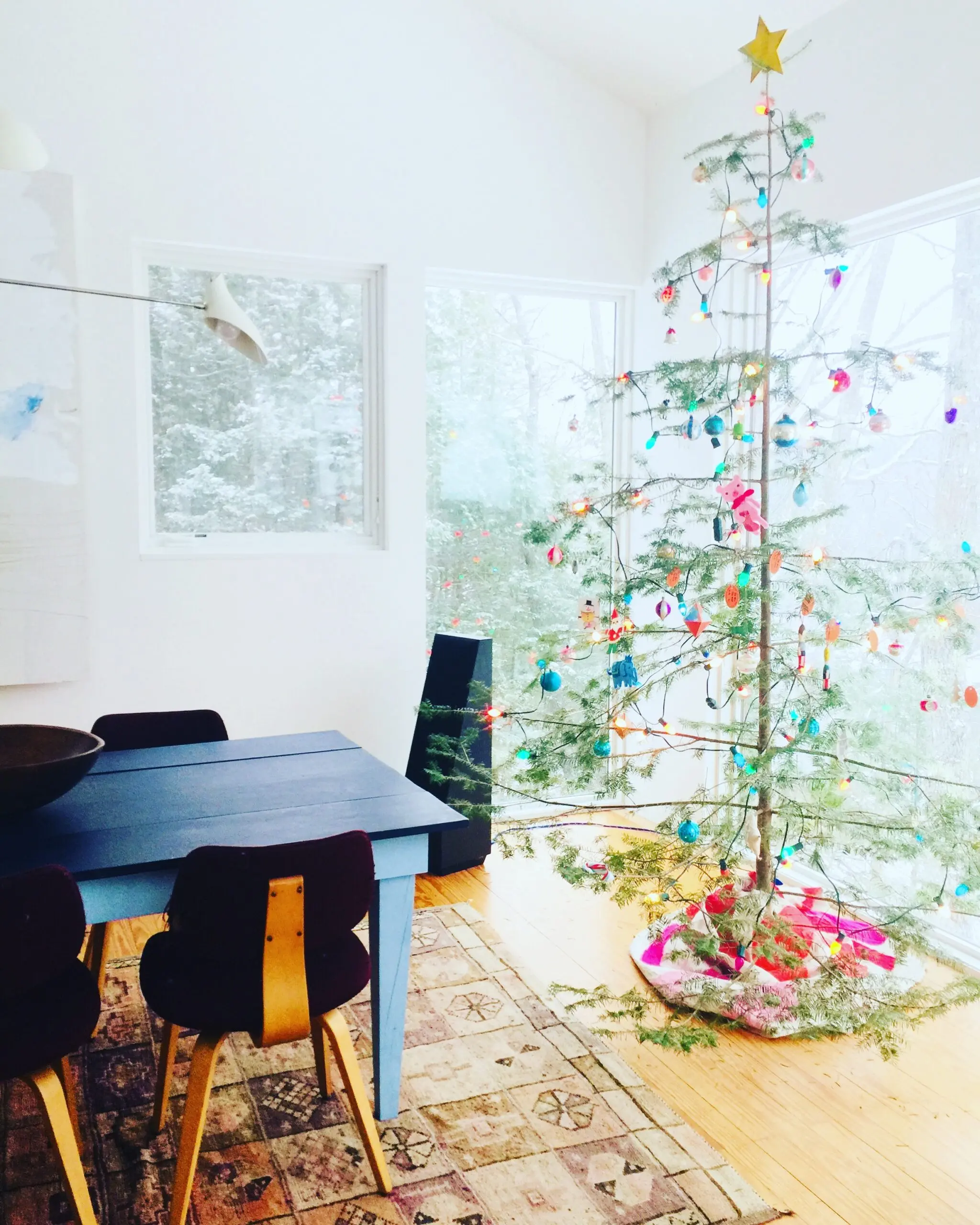 DE1812_MerryBright_Michele Christmas tree and holiday decorations