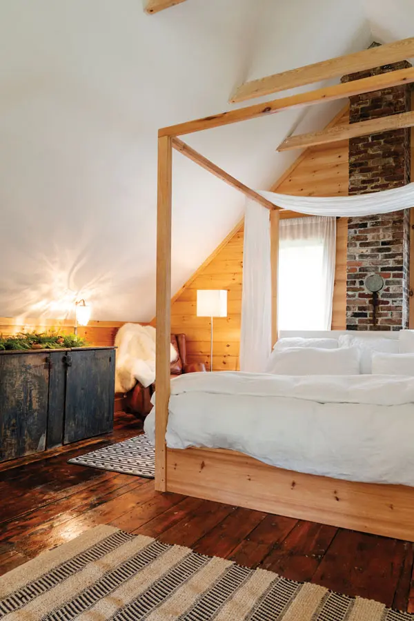 The bedroom features a four-poster bed