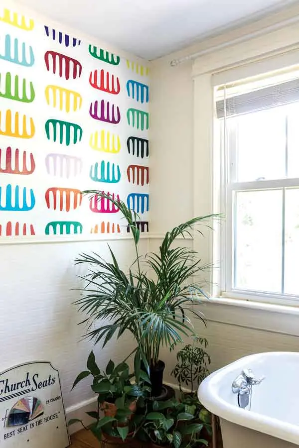 McKeen’s comb pattern enlivens a second-floor bath.