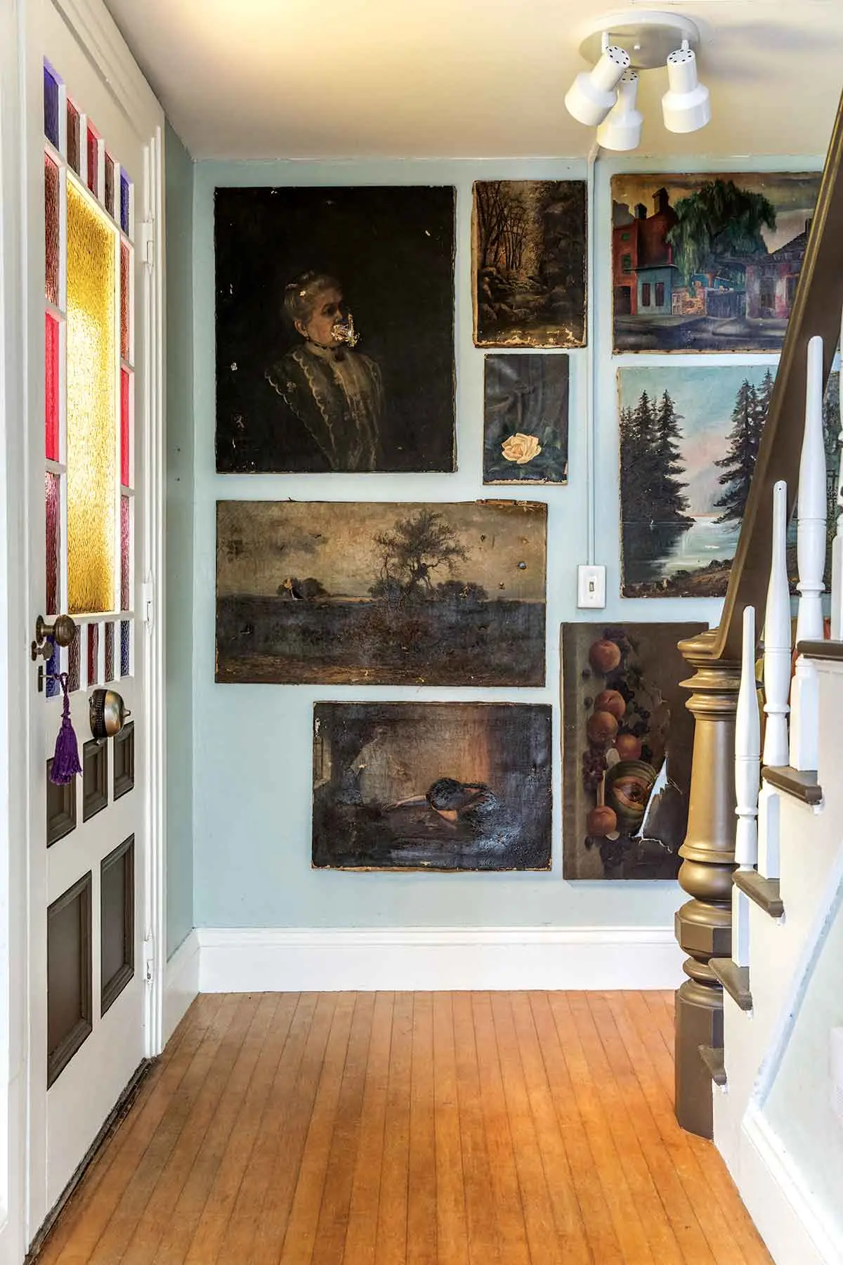 A side-entry gallery of early-20th-century oil paintings.