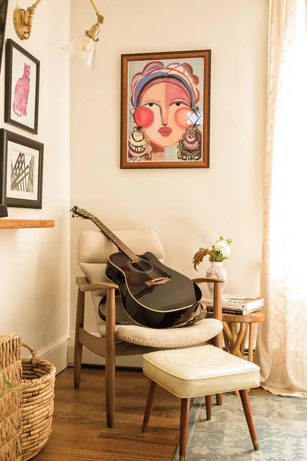 glassman-3 A Hayley Mitchell print watches over a cozy living room