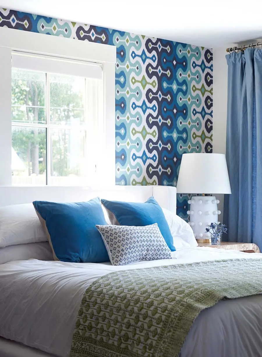 Schumacher’s artful Darya Ikat wallpaper in the guest room