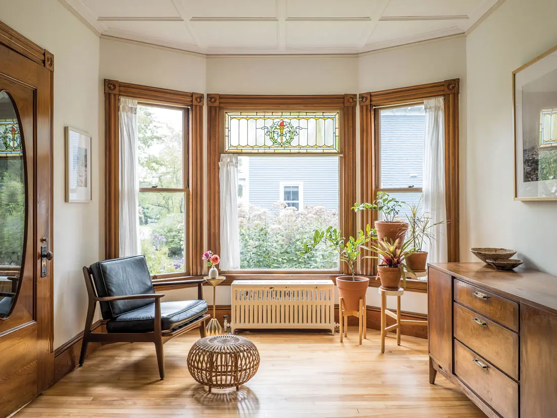 the home's elaborate turn-of-the-century woodwork complements the streamlined mid-century furnishings