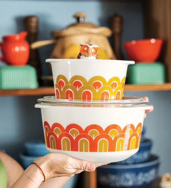 How to Win at Antiquing 1971 orange-and-tan Arches Pyrex bowls