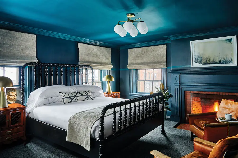 The “Eight Bells” guest room at Blind Tiger features Kelly Wearstler’s painterly Graffito wallpaper.
