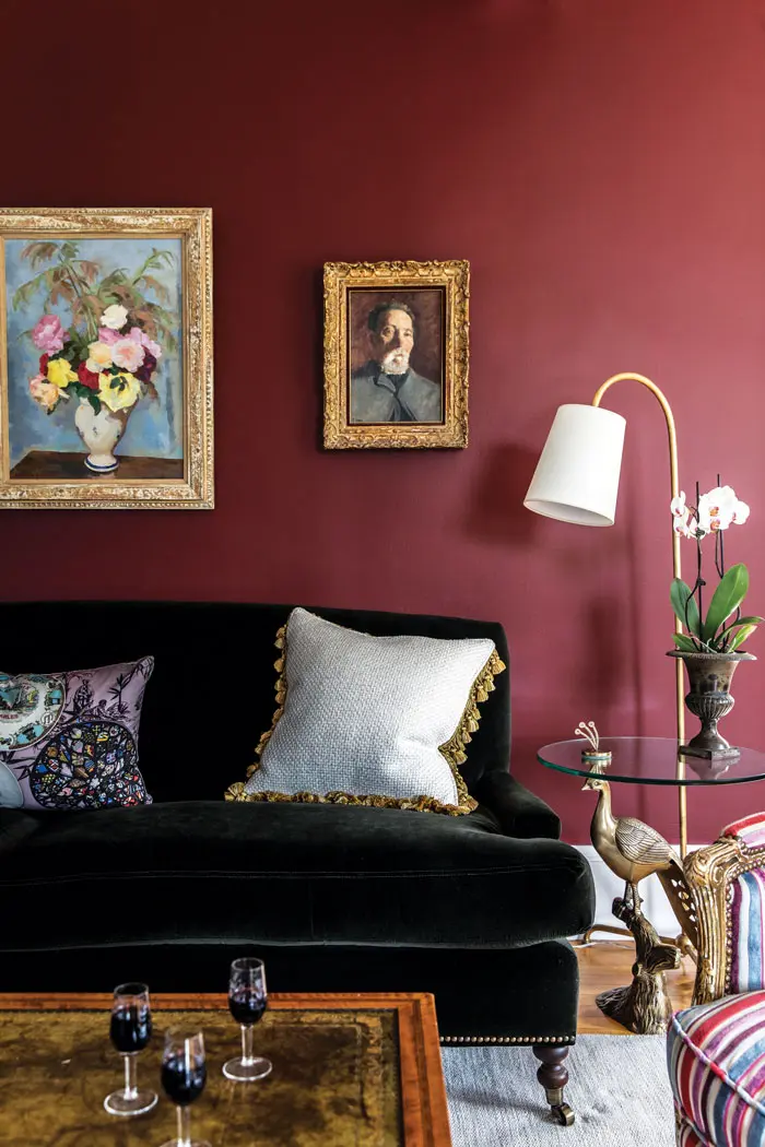 In the living room, an oil by French painter Frédéric Deshayes from Pillars and a self-portrait by Dominique Sauer’s uncle.