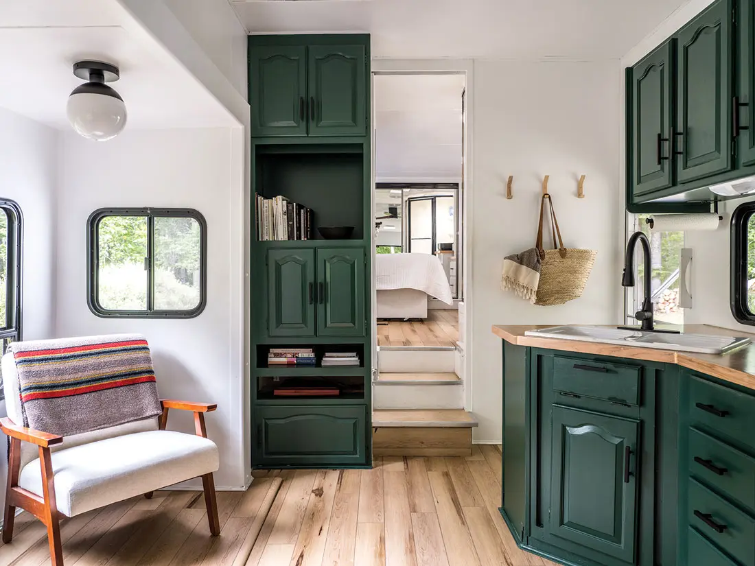 Benjamin Moore’s Deep Green freshens up the kitchen cabinets.