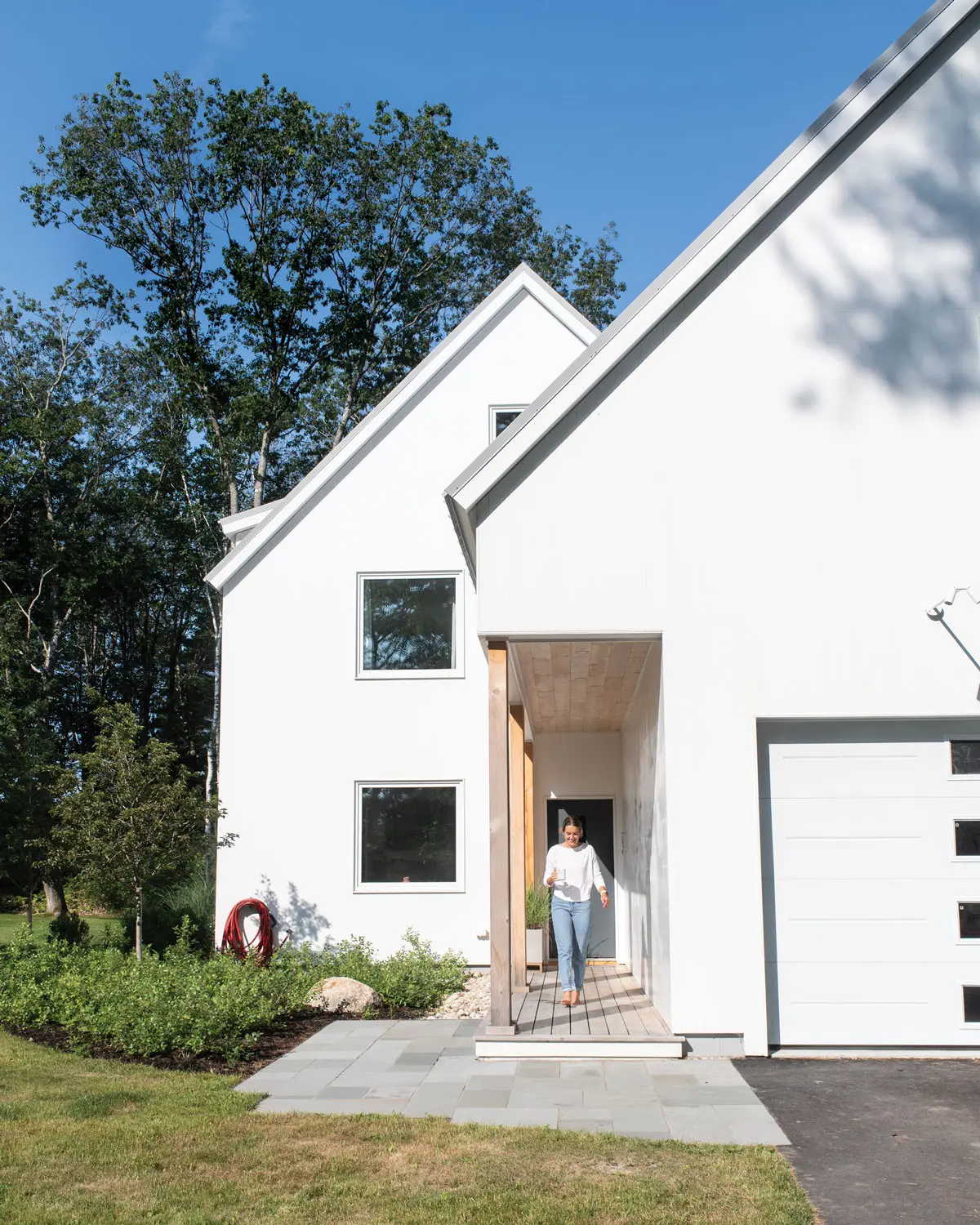 Dreaming of Building a Green Retreat? Pine siding that appears seamless, square windows, and shallow roof overhangs give Joel Antolini and Meeghan McLain’s Yarmouth home a modern look.