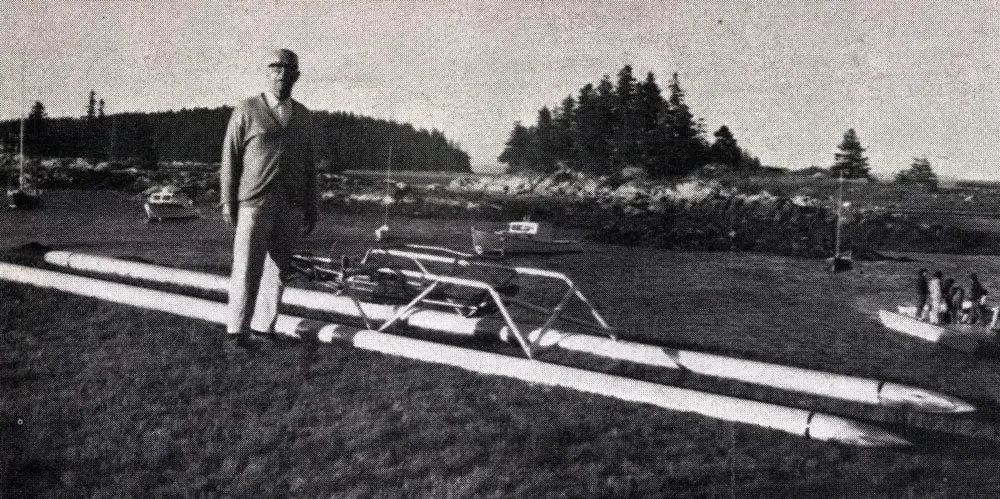 Bucky Fuller (R. Buckminster Fuller) with his “Rowing Needles”
watercraft.